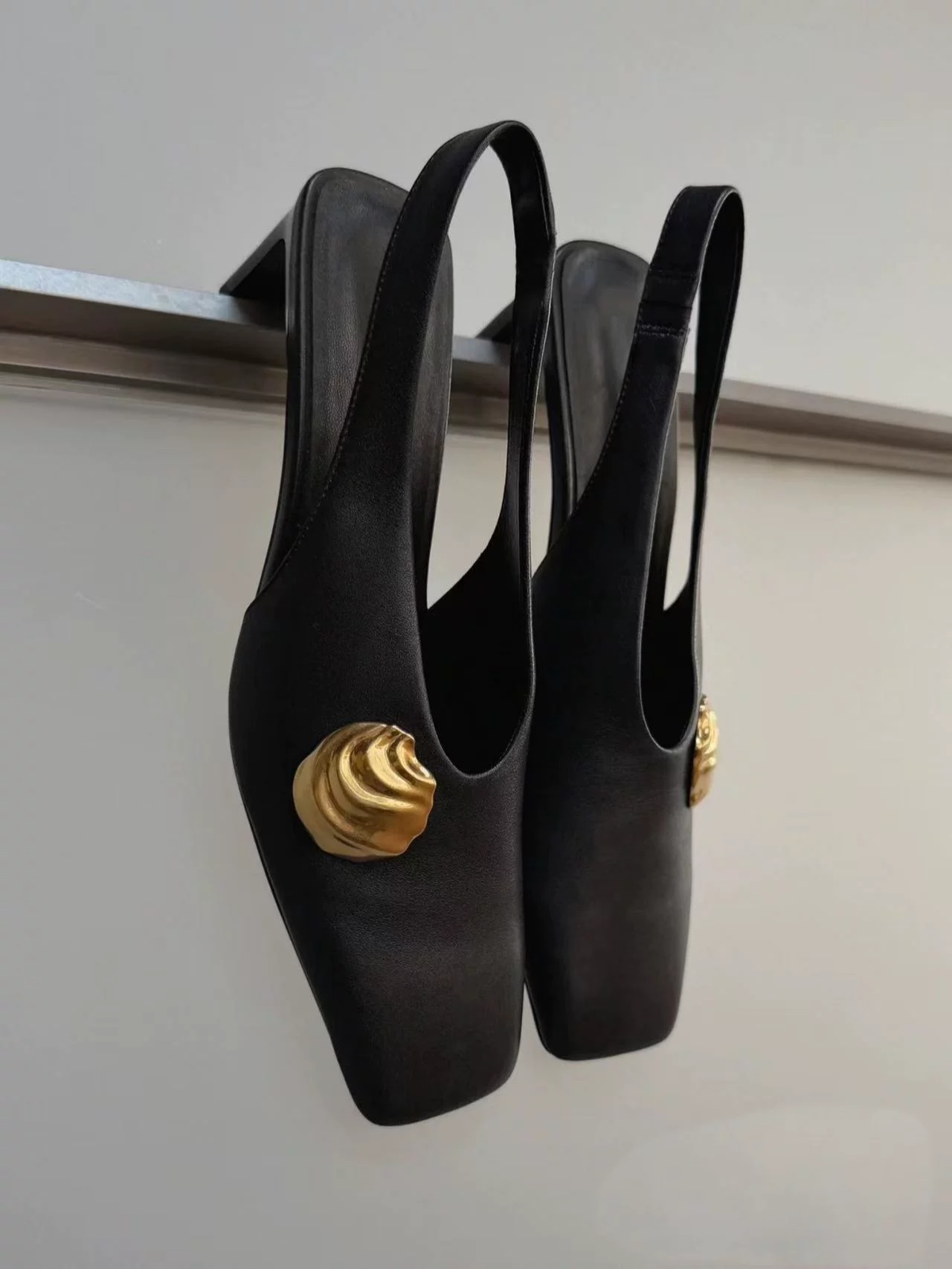 여성용 블랙 가죽 골드 쉘 장식 슬링백 포인티드 토 미 - Leather Classic Strap 리뷰 및 가격